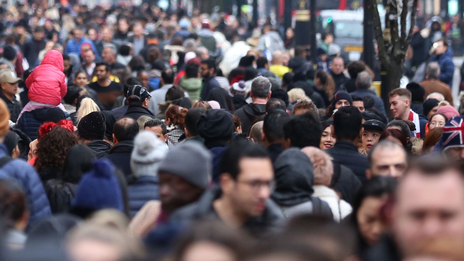 Une foule de personne qui marche